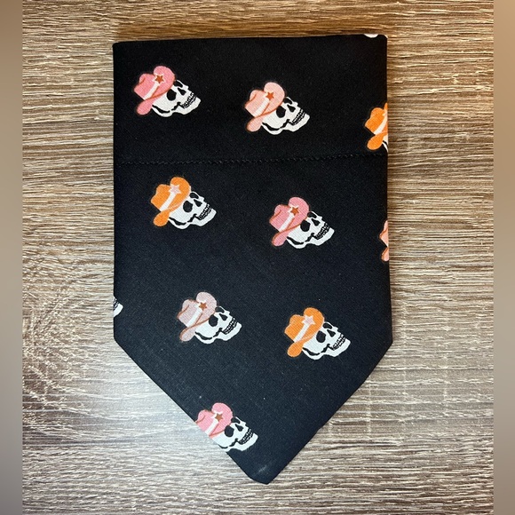 Cowboy Skulls over the collar bandana - Picture 3 of 4
